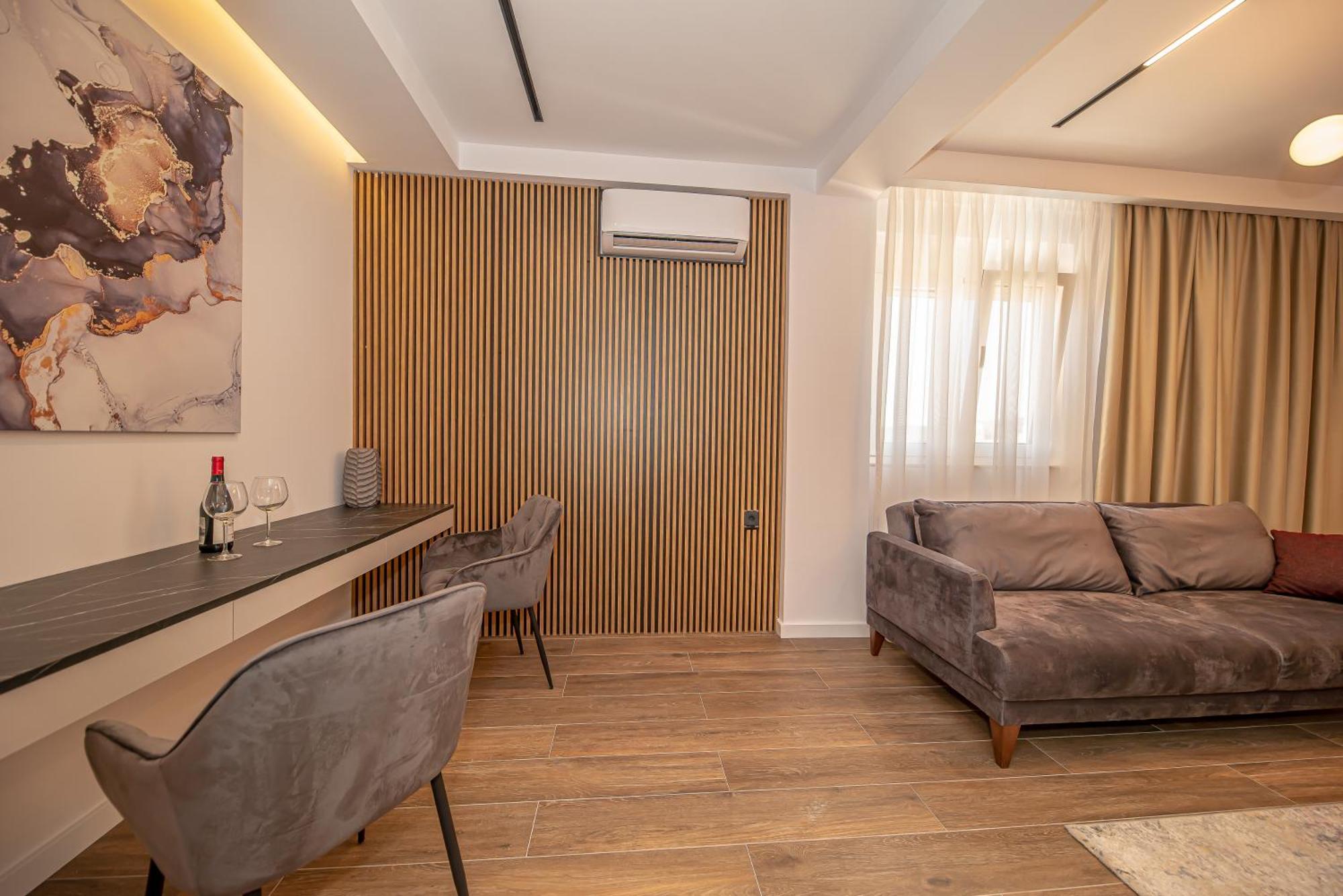 N&N Lux Guest House Бар Екстер'єр фото