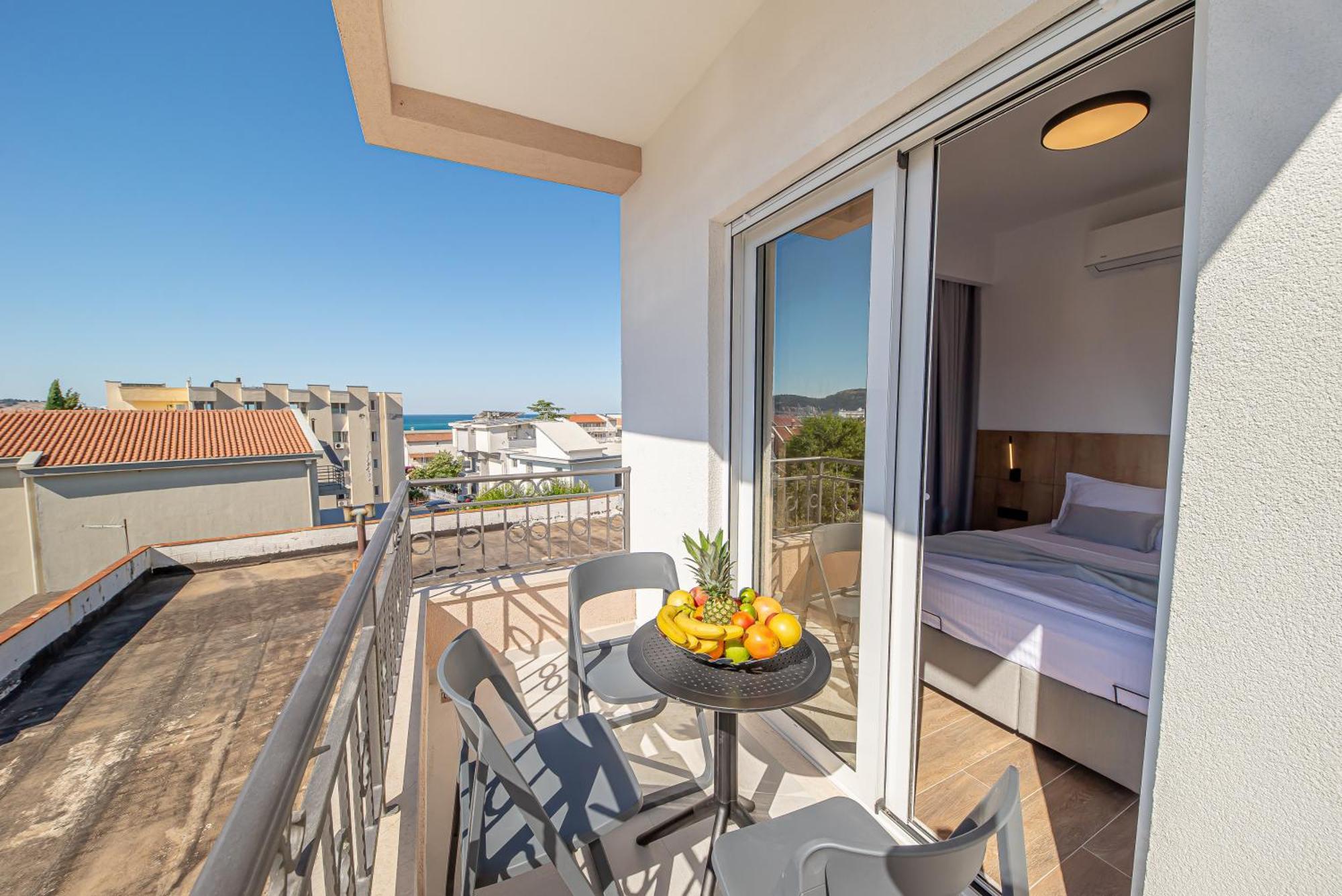 N&N Lux Guest House Бар Екстер'єр фото