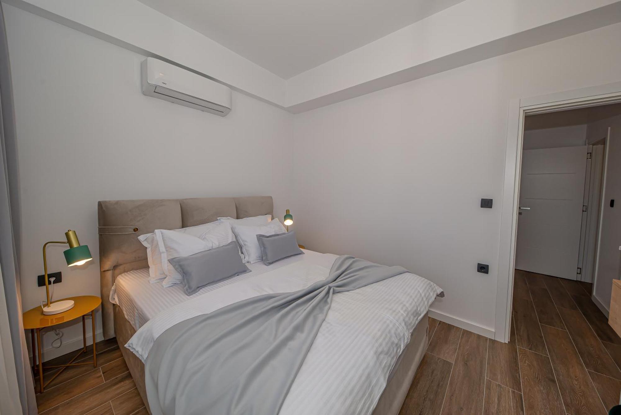 N&N Lux Guest House Бар Екстер'єр фото